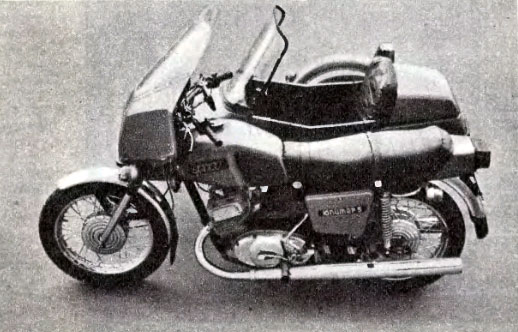 Общий вид мотоцикла ИЖ Юпитер-5-01. Обтекатель, новые бак, сиденье, инструментальные ящики изменили внешний вид мотоцикла, осовременили его форму