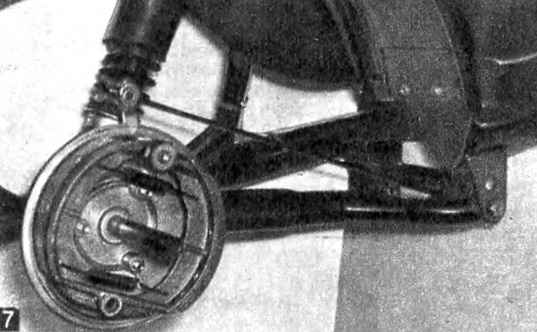Тормоз колеса коляски (барабан снят). Видны детали привода.