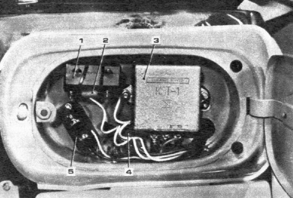 В правом инструментальном ящине расположены реле 1 указателей поворота с конденсатором 2, коммутатор 3 электронного зажигания, включатель 4 стоп-сигнала и дроссель 5.