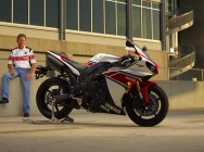 Мотоцикл Yamaha YZF-R1 2011 фото