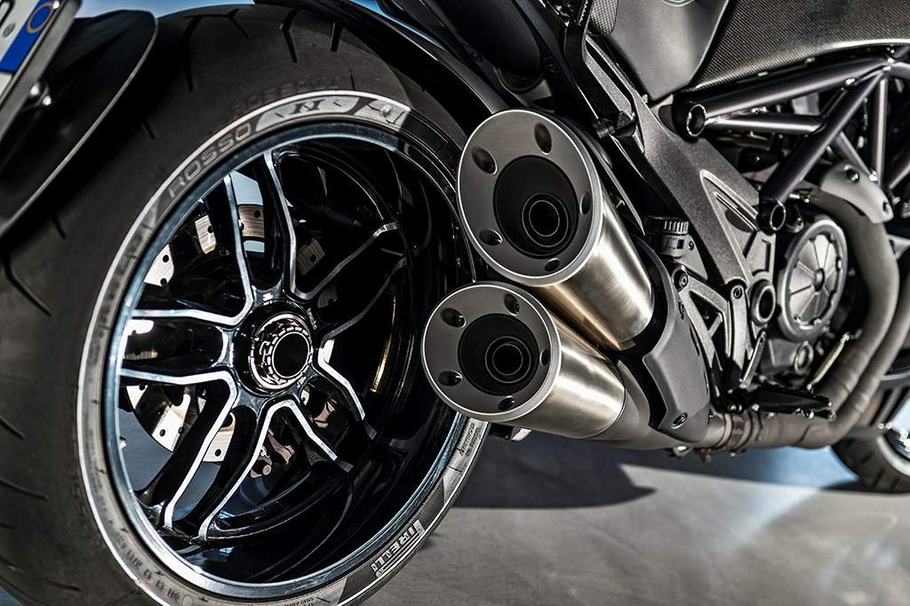Мотоцикл Ducati Diavel Carbon 2016 фото