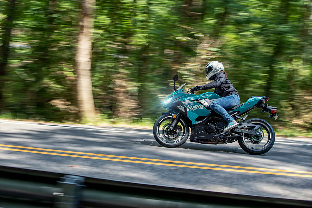 Мотоцикл Kawasaki Ninja 400 2021 фото