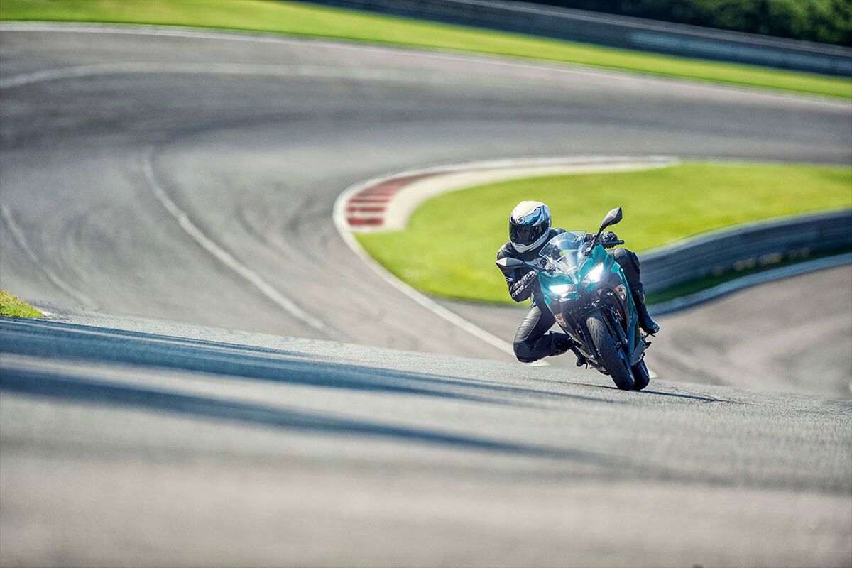 Мотоцикл Kawasaki Ninja 400 2021 фото