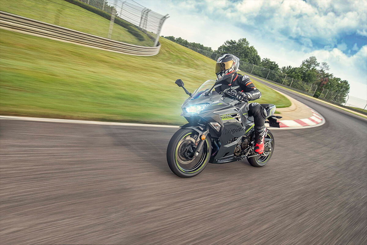 Мотоцикл Kawasaki Ninja 400 2021 фото