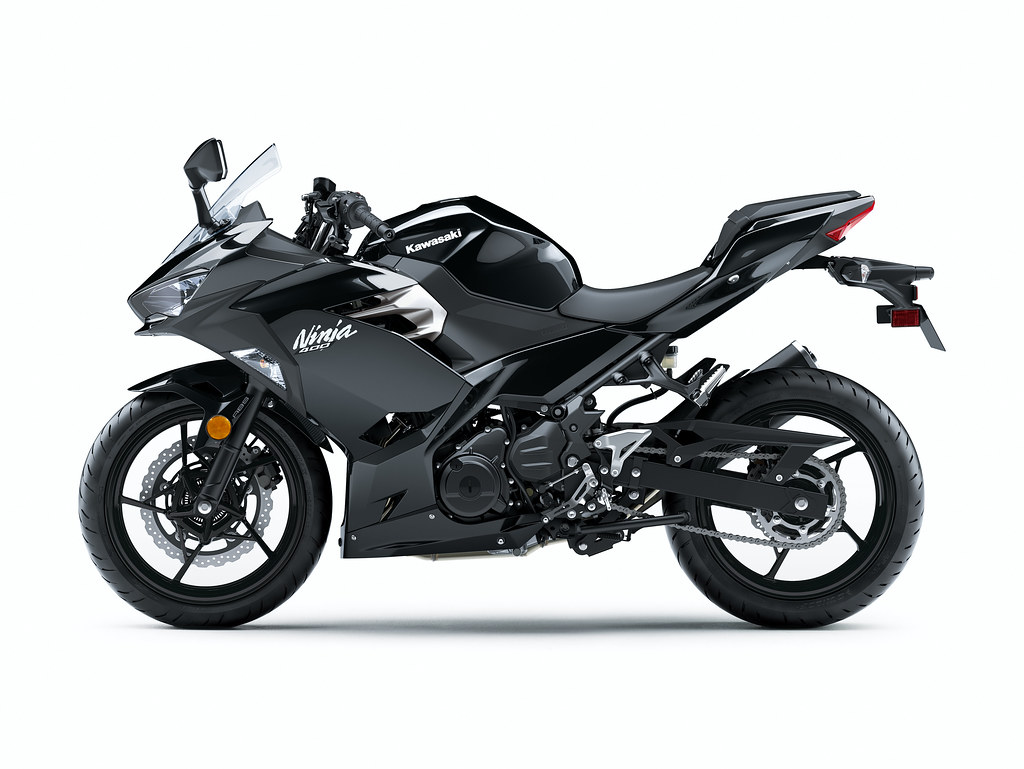 Мотоцикл Kawasaki Ninja 400 2021 фото