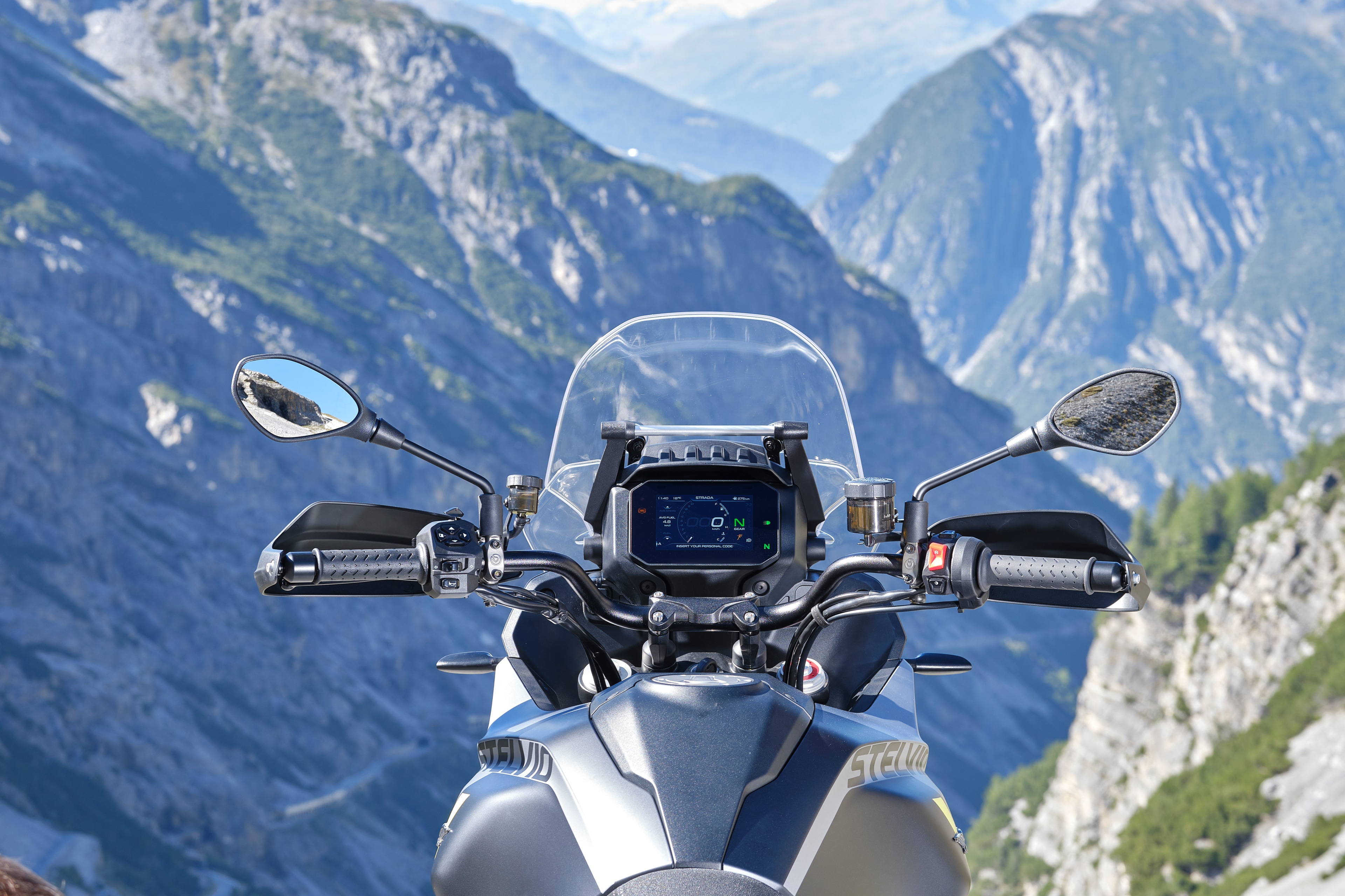 Мотоцикл Moto Guzzi Stelvio 2024 фото