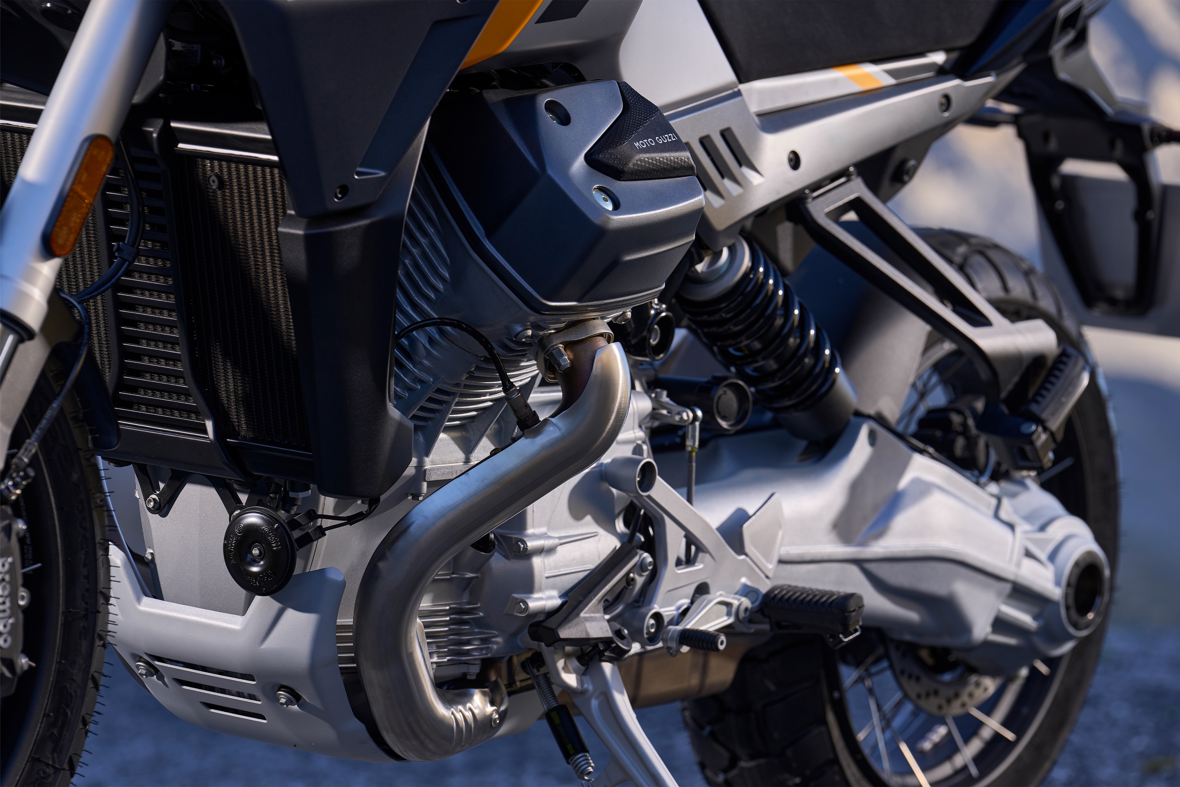 Мотоцикл Moto Guzzi Stelvio 2024 фото
