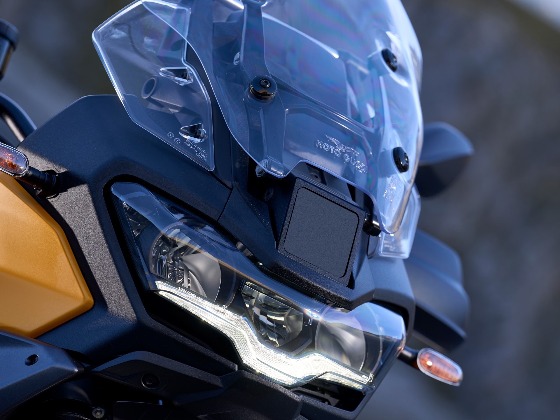 Мотоцикл Moto Guzzi Stelvio 2024 фото
