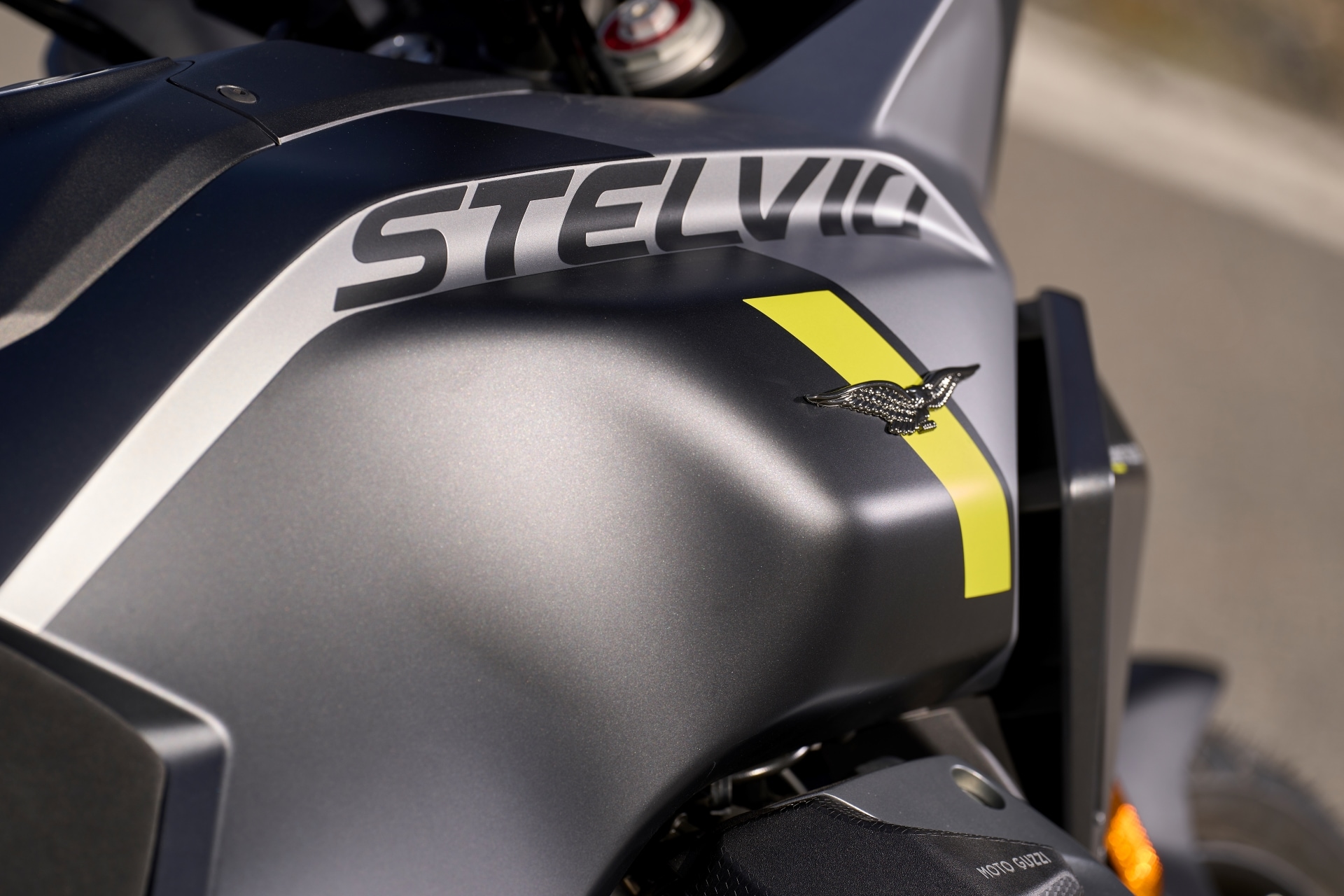 Мотоцикл Moto Guzzi Stelvio 2024 фото