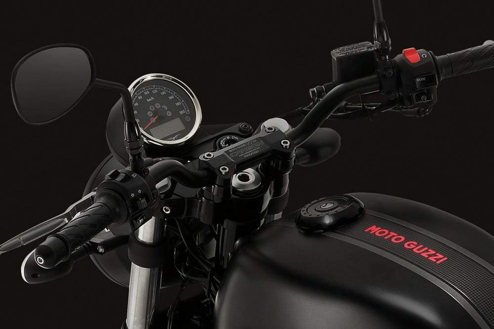 Мотоцикл Moto Guzzi V7 III Carbon Dark 2018 фото