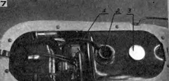 7.Усовершенствованный бензобак: 1 — шланг; 2 — горловина; 3 — герметичная пробка.