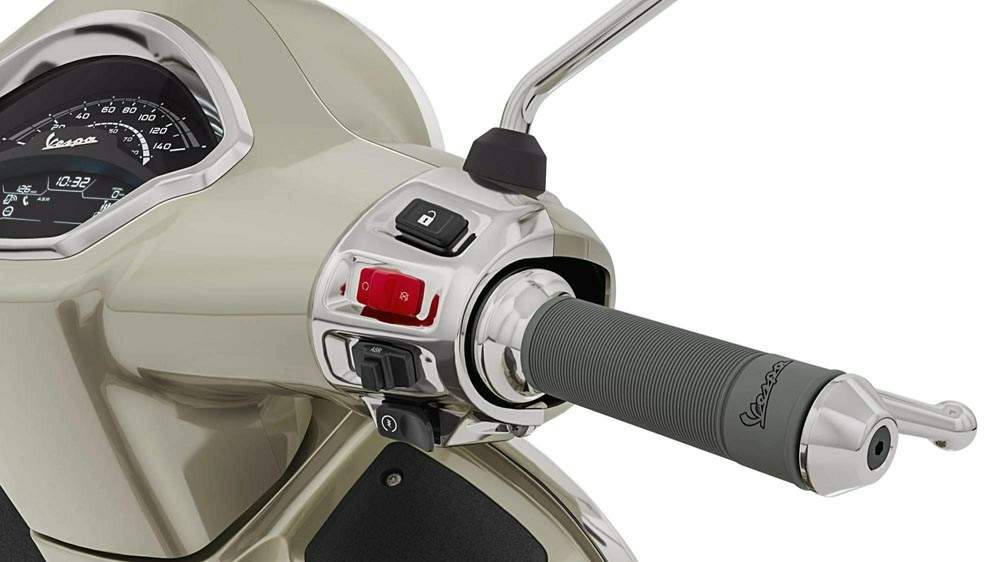 Мотоцикл Vespa GTS 300 2023 фото